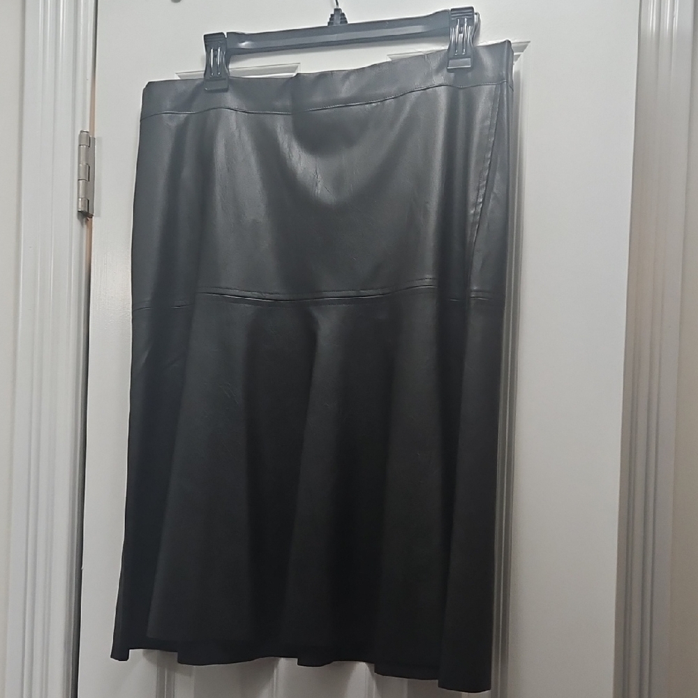 Sophisticated Black Midi Skirt